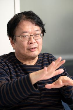 テレビマン内山監督が硬派なドキュメンタリー映画を作った経緯を聞く木村元彦氏。