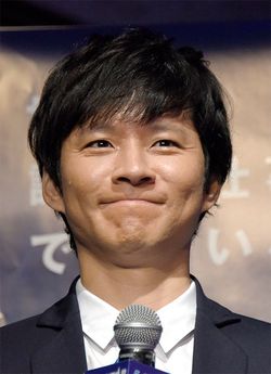 「2014年度ジョージア魂賞」の表彰式で司会をするタレントの渡部建さん（東京都港区のグランドプリンスホテル高輪）