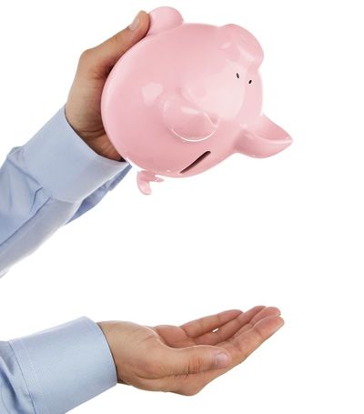 空の貯金箱を振る男性の手