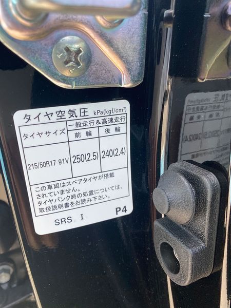 車両指定の空気圧が記載されている空気圧ラベル