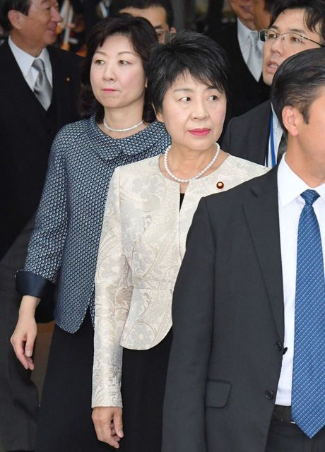 皇居での認証式に向かう法相に決まった上川陽子氏（手前）と総務相に決まった野田聖子氏＝2017年8月3日午後、首相官邸