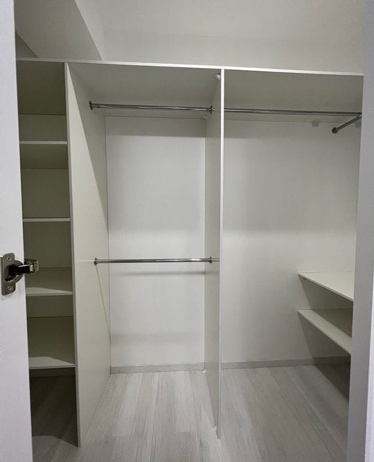 白い空の楽屋棚付き