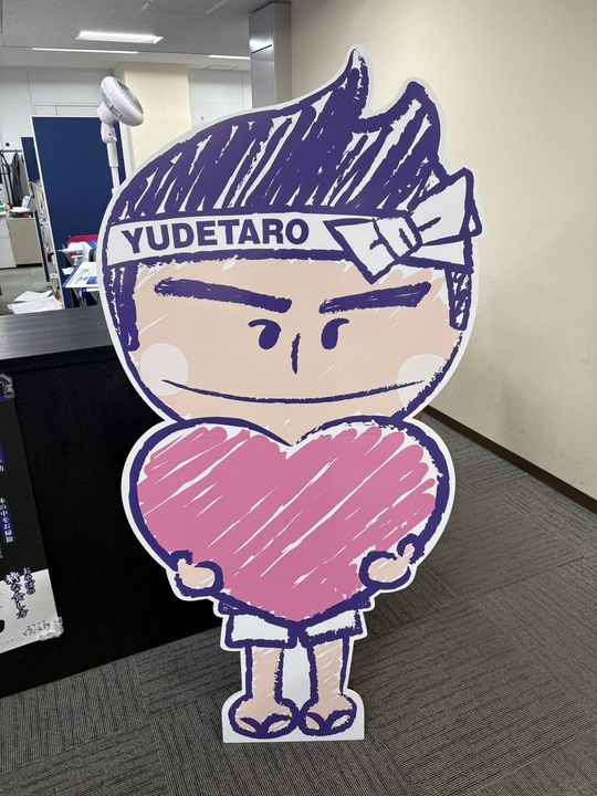 ゆで太郎システムの本社に設置してある、ゆで太郎の公式キャラクターの「ゆで太郎くん」のパネル