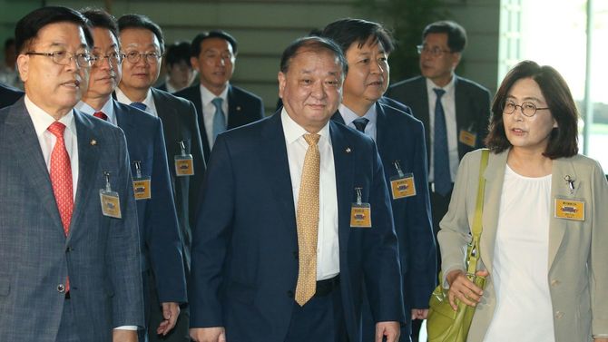 安倍晋三首相を表敬に訪れた姜昌一韓日議連会長（中央）＝2017年7月21日、首相官邸