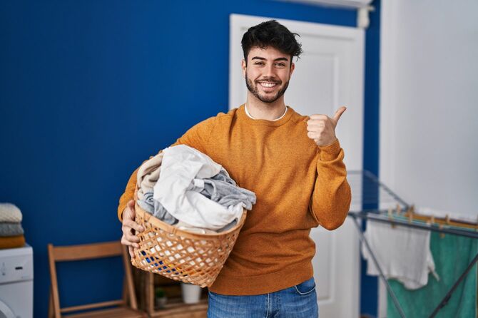 洗濯かごを持つ男性