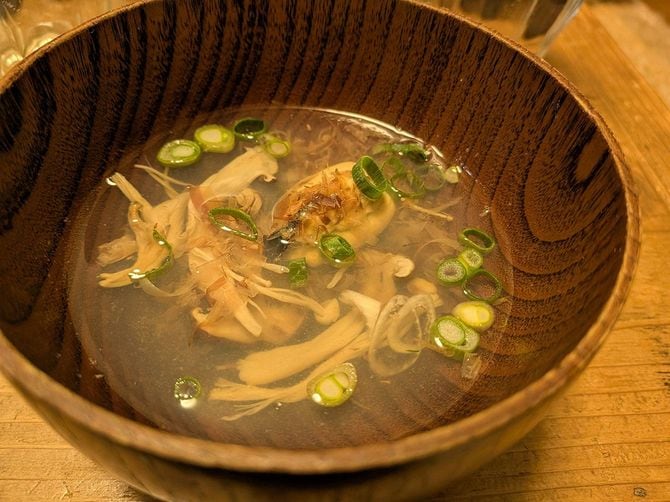 ムール貝ときのこ(乾物)とカツオ節を入れた「3種のうまみ汁」。一体化はしなかったけれど楽しい汁になりました