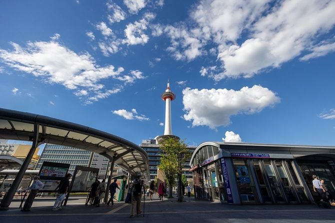 日本の京都タワーのある京都の街並み