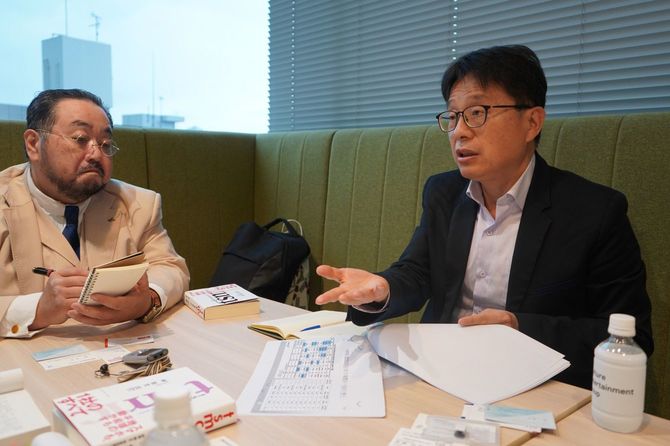 林さんに取材する吉村さん