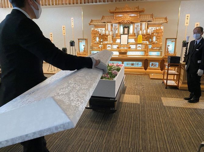 葬儀が終わり、出棺の準備が整えられる
