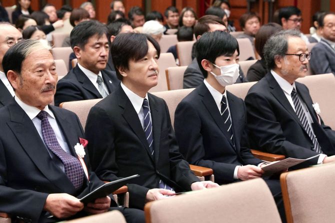 全国学校・園庭ビオトープコンクール2025の発表大会に出席された秋篠宮さまと悠仁さま=2026年2月8日午後、東京・上野の東京国立博物館平成館(代表撮影)