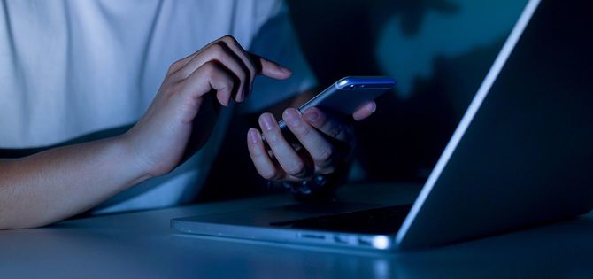 スマートフォンとノートパソコンでSNSに投稿