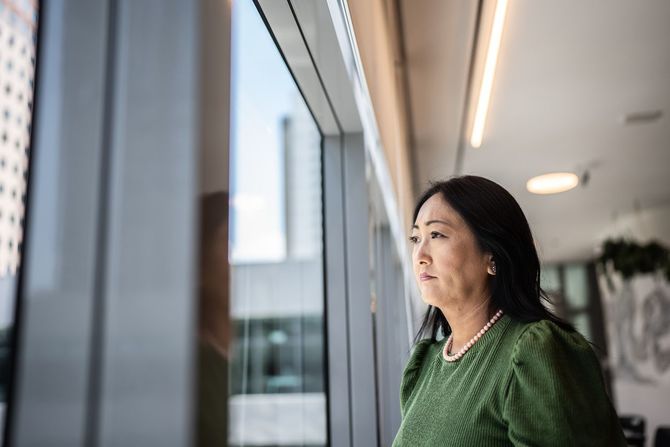 オフィスで熟考するビジネスウーマン