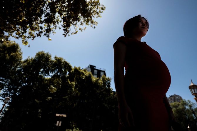 2023年2月27日、アルゼンチン・ブエノスアイレスでインタビューを受けるロシア人のマリア・コロワノワさん。サンクトペテルブルクで英語教師をしていたマリアさんはロシアで出産するつもりだったが、プーチンが部分動員を発表したことで、計画は変更を余儀なくされた