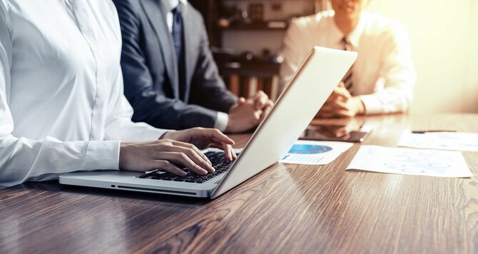 会議する人々の手元