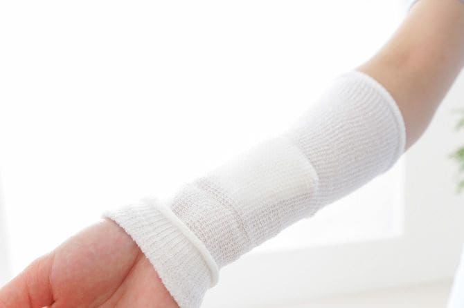 細い手首には包帯が巻かれている