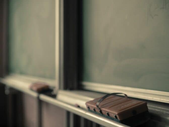 柔らかな夕日が当たる黒板