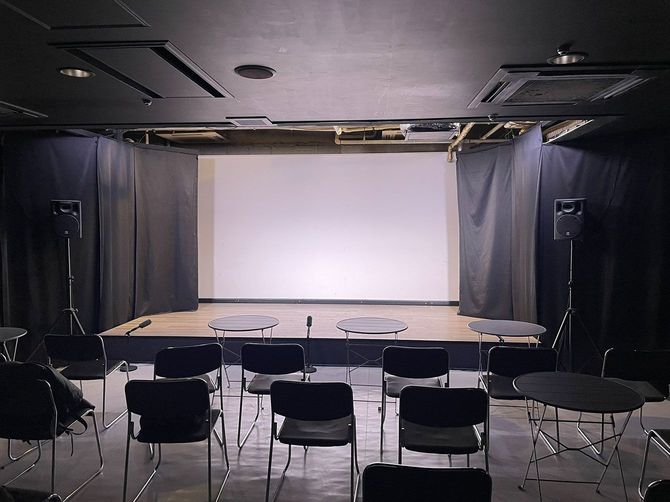 楽屋Aの舞台と客席。キャパは100