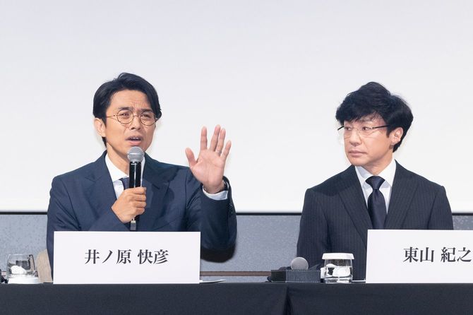 会見で記者たちをたしなめるジャニーズ事務所の井ノ原快彦氏