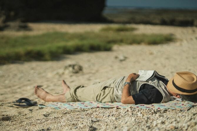 砂浜で寝転ぶ男性
