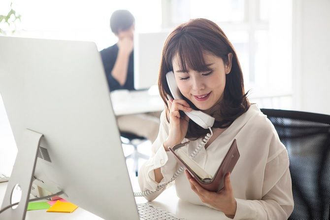 仕事で電話をする人のイメージ