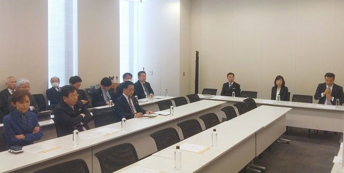 「共同親権」に関する超党派勉強会の初会合。枝野幸男議員、野田聖子議員ら=2024年2月9日、国会内
