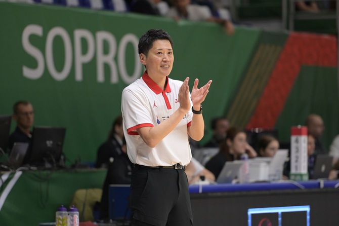 試合中、選手たちに拍手を送る恩塚HC