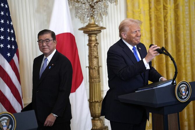 2025年2月7日、ワシントンのホワイトハウスで会談後、記者会見するドナルド・トランプ米大統領と石破茂首相。