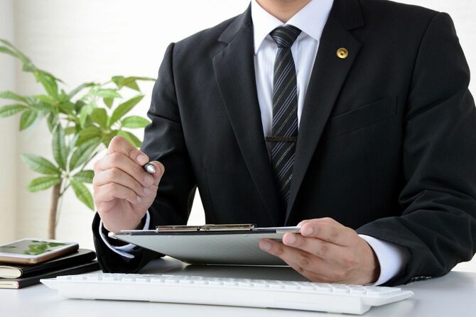 相談を受ける弁護士