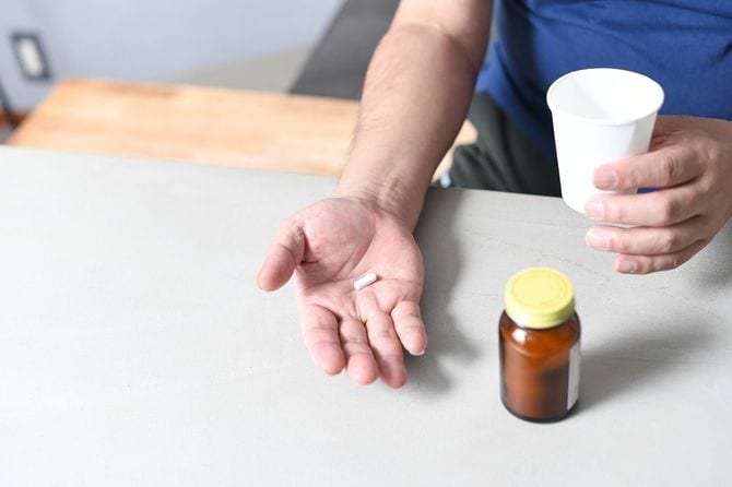 薬を飲もうとする人