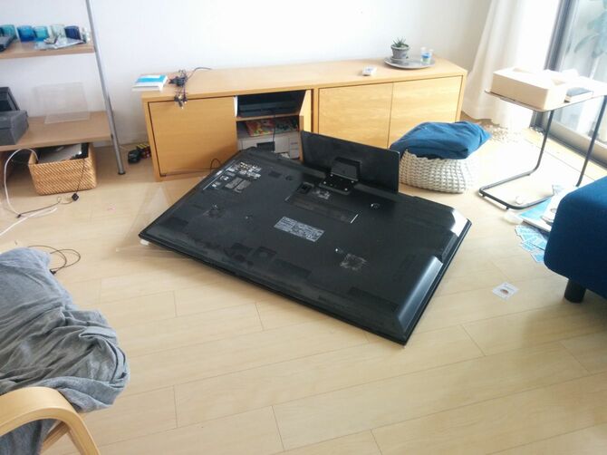 地震の影響で倒れたテレビ
