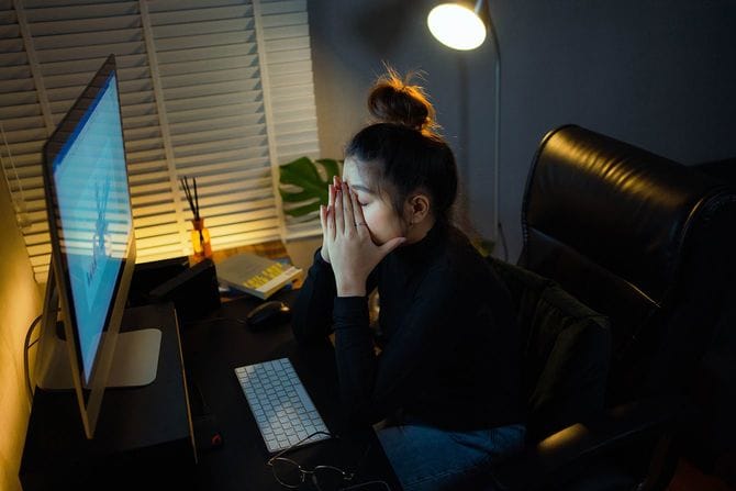 アジアの女性学生やビジネスウーマンは夜遅くまで働いています