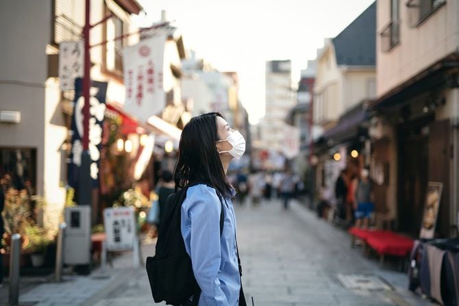 商店街で観光を楽しむ女性