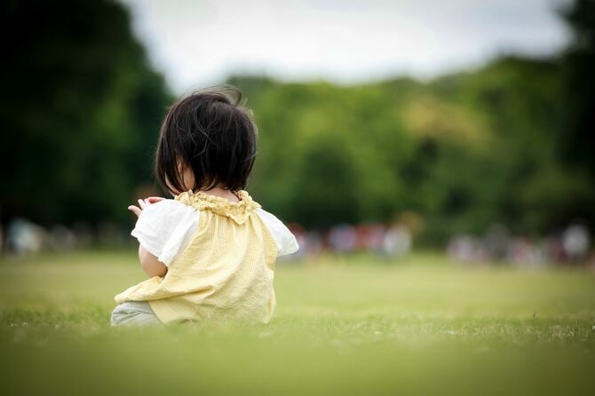 幼児の背中