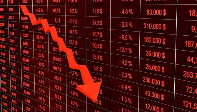 価格の下落を示す赤い矢印とシート