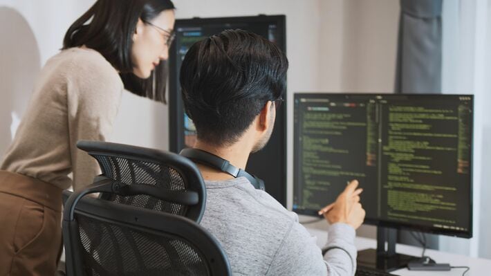 事務所でプログラミングに取り組む二人