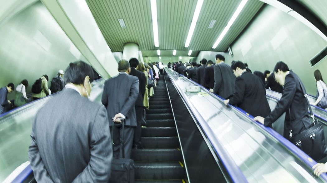 エスカレーターの片側を歩く人はブロックしていい…医師が｢片側空けはマナーではなく因習｣と断ずる理由 そもそも健常者が速く上がるための装置ではない