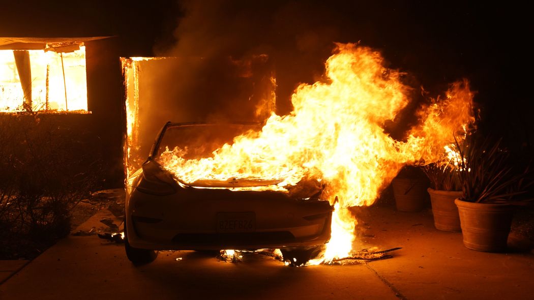 充電スタンドはテスラ車で大渋滞…ロス山火事で加速する"EV離れ"の現実｢日産リーフを手放します｣の声も ハイブリッド車なら数分で満タンになるのに…