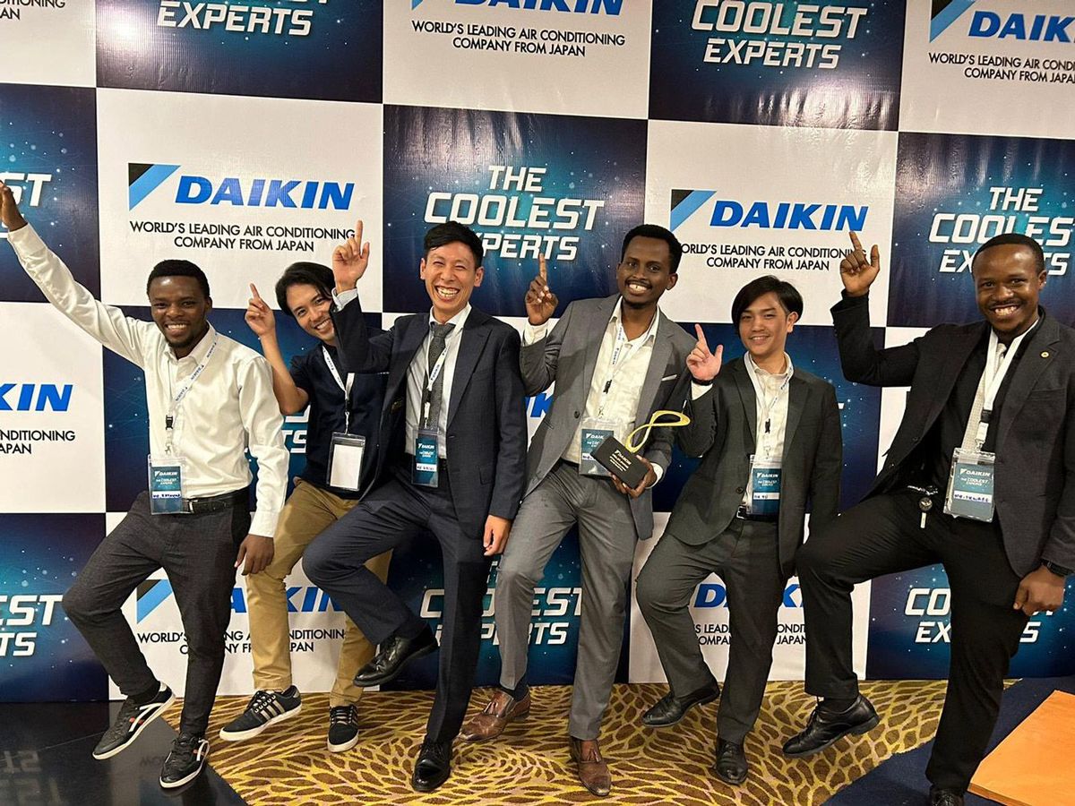 タンザニアで開かれたダイキン販売店のイベントに参加したBaridi Baridiの朝田浩暉CEO（左から3番目）と、同社の仲間たち