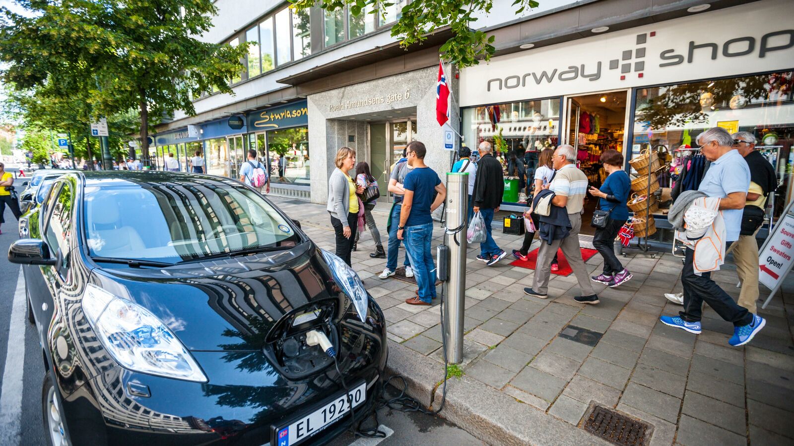 ｢環境意識の高さでは説明できない｣ノルウェーで電気自動車が急速に普及した本当の理由 新車販売の6割以上がEVに…