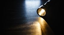 講演中に突然停電のアクシデント…何も見えない200人の客が最終的に大歓声を上げた明大教授の"機転"