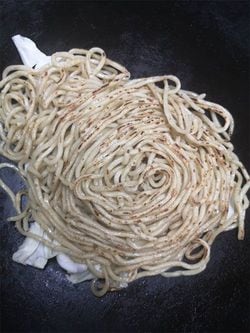 下焼きした麺。事前に準備しておくことで、提供するまでの時間が半減される
