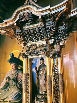 金を使った厨子と仏像