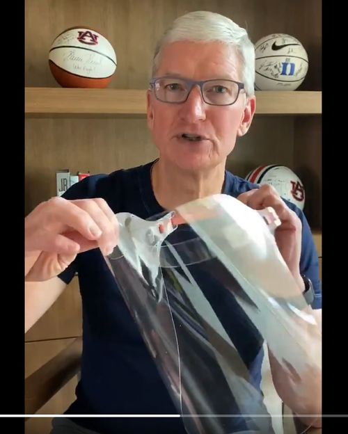 自身のTwitterで、フェイスシールドを紹介するティム・クックCEO