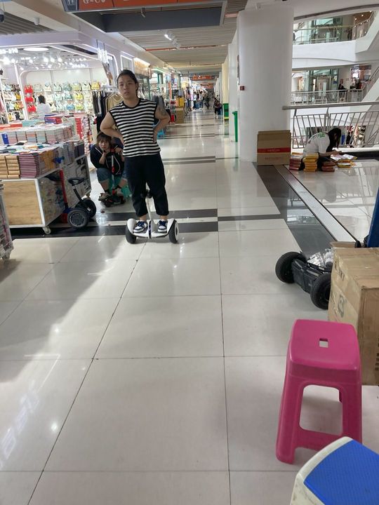 中国の卸売市場にて。遊んでいるわけではなく真面目に移動に使っているのだ