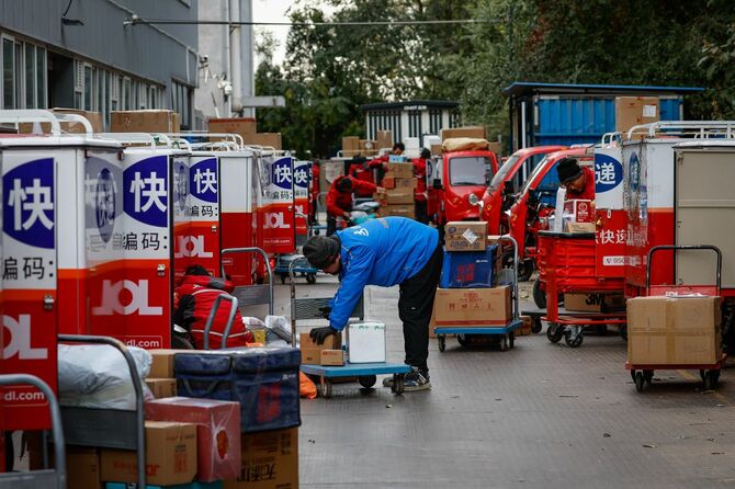 中国最大のインターネット商戦「独身の日」セールの期間中、荷物を準備する配送員（＝中国・北京、2023年11月10日）