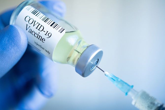 Covid-19ワクチンによる注射の準備 