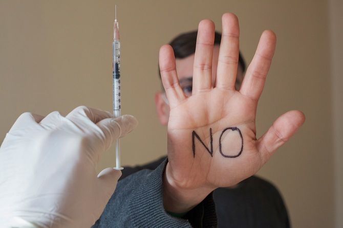 コロナウイルスのワクチンの注射を拒否する男性
