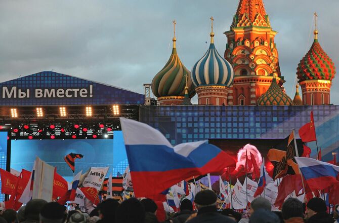 2014年3月18日：クリミア併合のニュースを祝うモスクワの赤の広場の人々