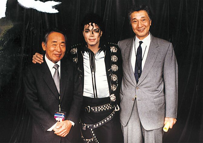 スーパースターの頂点を極めたマイケル・ジャクソンと。彼の来日は当時奇跡と言われた。左は元キョードー東京会長の嵐田三郎氏。