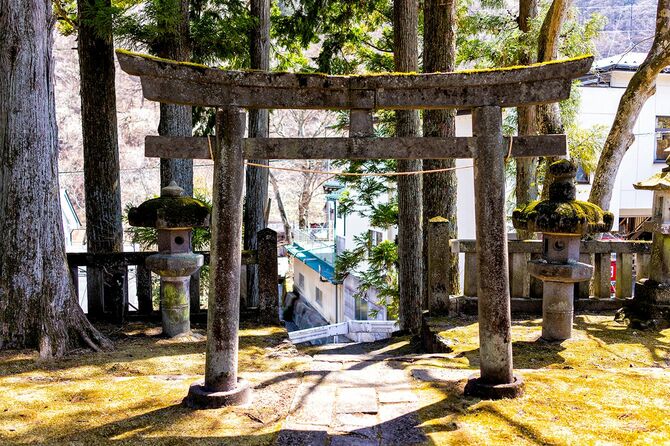 栃木県日光市に誰もいない石鳥居を眺めながら地元の匠町神社